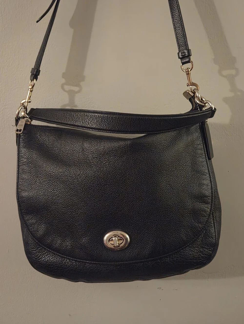 Coach 2018 Black Pebbled Leather Hobo/Crossbody Bag w/ Turn-Lock Closure (36762)